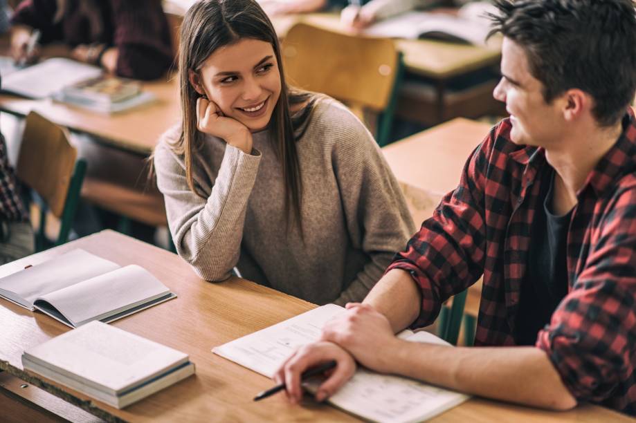 <strong>8- Namorinho de portão. </strong>De beijo em beijo, declaração em declaração, o tempo passou e o vestibular chegou. Namorar é bom, mas é importante conciliar o romantismo com os estudos. <strong>8- Namorinho de portão. </strong>De beijo em beijo, declaração em declaração, o tempo passou e o vestibular chegou. Namorar é bom, mas é importante conciliar o romantismo com os estudos.