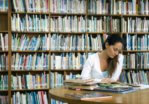 aluna-estudando-sozinha-biblioteca.jpg