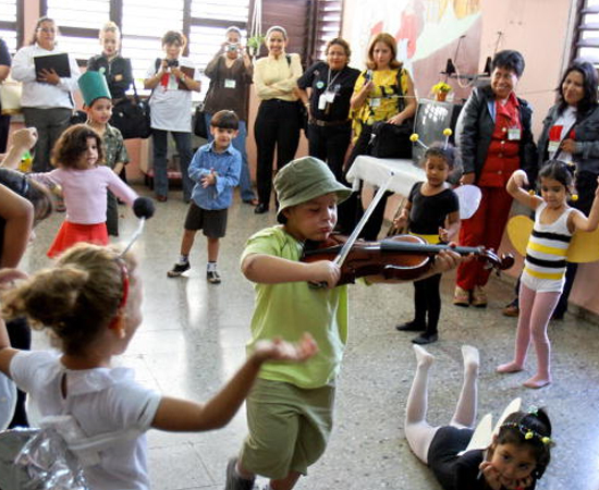 ARTES CÊNICAS - É o conjunto de técnicas usadas na criação, direção, montagem e interpretação de espetáculos. Com o direcionamento da carreira, é possível que o profissional se dedique apenas ao universo infantil.