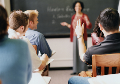 aula-mao-levantada-professora.jpg