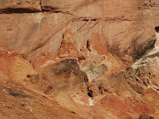O Brasil também tem uma das maiores reservas mundiais de bauxita. Os estados de Minais Gerais e Pará são, de novo, os grandes responsáveis pela produção. O Brasil também tem uma das maiores reservas mundiais de bauxita. Os estados de Minais Gerais e Pará são, de novo, os grandes responsáveis pela produção.
