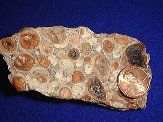 A bauxita é usada na produção de alumínio. Como é necessária muita bauxita para isso, o processo se torna caro e complicado, o que justifica as campanhas pela reciclagem de latinhas de refrigerante, por exemplo. (Foto: Wikimedia Commons) A bauxita é usada na produção de alumínio. Como é necessária muita bauxita para isso, o processo se torna caro e complicado, o que justifica as campanhas pela reciclagem de latinhas de refrigerante, por exemplo. (Foto: Wikimedia Commons)