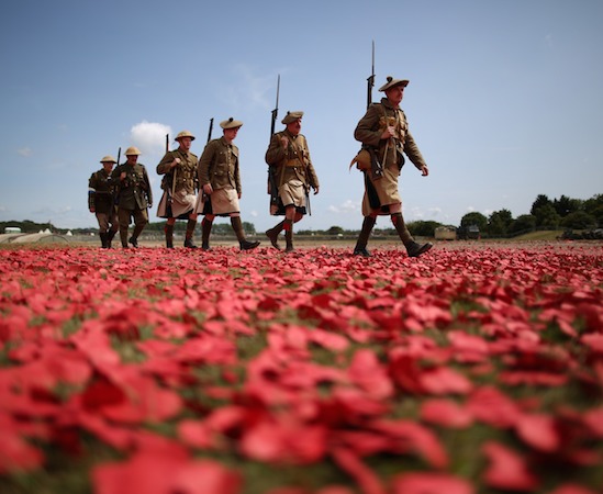 Assustada com o crescimento da Marinha de guerra alemã, a Grã-Bretanha acabou por se aproximar da França. Mas a guerra só chegou para o país da rainha quando os alemães invadiram a Bélgica, em 1914. (Foto: homenagem aos 100 anos da Primeira Guerra/Getty Images) Assustada com o crescimento da Marinha de guerra alemã, a Grã-Bretanha acabou por se aproximar da França. Mas a guerra só chegou para o país da rainha quando os alemães invadiram a Bélgica, em 1914. (Foto: homenagem aos 100 anos da Primeira Guerra/Getty Images)