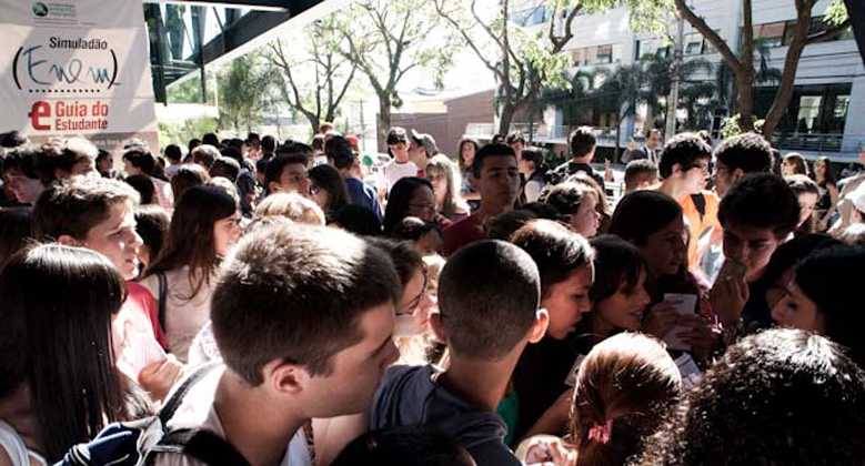Minutos antes do começo do simulado, candidatos se amontoavam na entrada do local de prova Minutos antes do começo do simulado, candidatos se amontoavam na entrada do local de prova