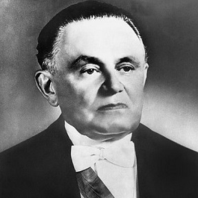 No dia 11 de abril de 1964, o Congresso Nacional, que tinha declarado vago o cargo de Presidente da República após a fuga de João Goulart para o Uruguai, elegeu um novo presidente. O escolhido foi o militar Castelo Branco (foto), que teve o voto até mesmo do ex-presidente Juscelino Kubitschek, então senador da república. No dia 11 de abril de 1964, o Congresso Nacional, que tinha declarado vago o cargo de Presidente da República após a fuga de João Goulart para o Uruguai, elegeu um novo presidente. O escolhido foi o militar Castelo Branco (foto), que teve o voto até mesmo do ex-presidente Juscelino Kubitschek, então senador da república.