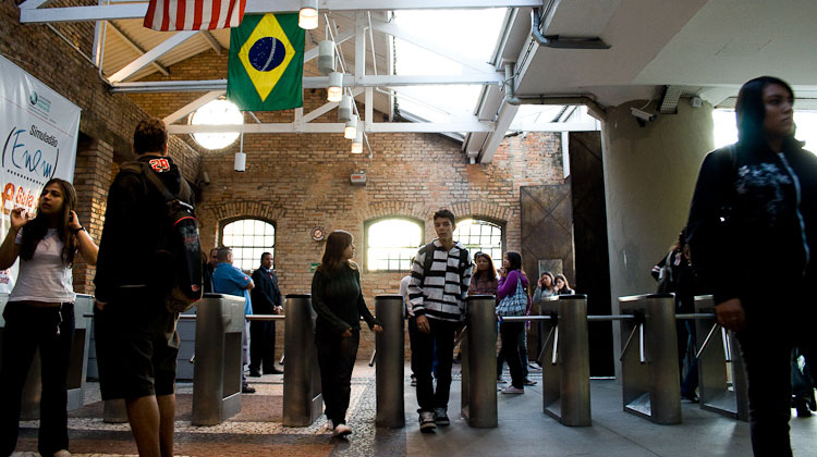 Ao contrário do que aconteceu no sábado, estudantes não encontraram dificuldade para chegar em suas salas