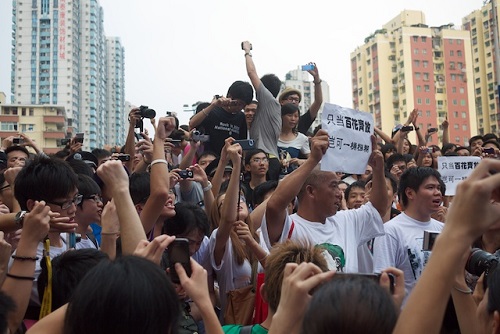 Apesar do desenvolvimento acelerado, a China enfrenta problemas sérios. Um deles é no campo dos direitos humanos, com a falta de respeito às liberdades individuais. Também ocorre um  envelhecimento acentuado da população, fato provocado pela política do filho único. (Foto: Wikimedia Commons)