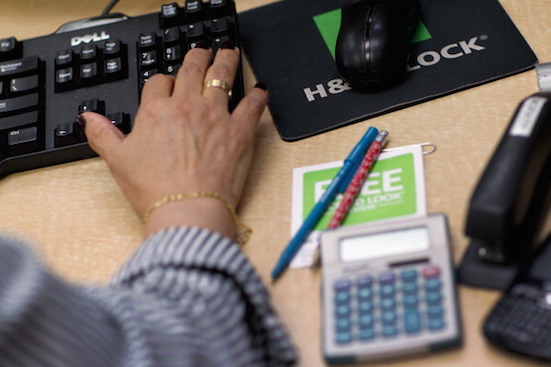 Assim como diversas outras carreiras nessa lista, o Inspetor tributário e o coletor de impostos exercem atividades que podem ser substituídas pelo uso da tecnologia. (Foto: Getty Images) Assim como diversas outras carreiras nessa lista, o Inspetor tributário e o coletor de impostos exercem atividades que podem ser substituídas pelo uso da tecnologia. (Foto: Getty Images)