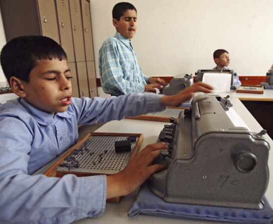 COMUNICAÇÃO ASSISTIVA - É o curso que forma profissionais para interpretar e traduzir a Língua Brasileira de Sinais, além de dominar o alfabeto braile. É possível direcionar a carreira para dar aulas às crianças com deficiência visual ou auditiva.