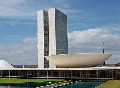 Foi no governo Costa e Silva que o regime militar publicou o AI-5, que na prática fechou o Congresso, caçou políticos e tornou a tortura uma prática comum. Foi no governo Costa e Silva que o regime militar publicou o AI-5, que na prática fechou o Congresso, caçou políticos e tornou a tortura uma prática comum.