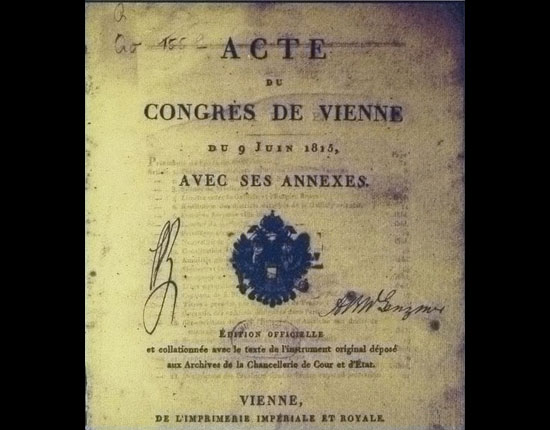 Após a derrota de Napoleão na Batalha de Waterloo, o general também foi derrotado politicamente por uma coalização de potências europeias, em 1815. No mesmo ano, esses representantes se reuniram no Congresso de Viena para redefinir o mapa político da Europa e do mundo. O território francês, conquistado por Napoleão, foi redistribuído. Também foi organizada a Santa Aliança, com o objetivo de manter a França sob vigilância, deter novos movimentos revolucionários, abafar manifestações separatistas e garantir o equilíbrio do poder estabelecido entre as potências europeias.<br>Apear das medidas, a partir de 1830, com as Revoluções Liberais, que começaram na França e se espalharam pela Europa, o Estado burguês concretizado por Napoleão foi reerguido, comprovando que as mudanças trazidas pela Revolução Francesa tinham vindo pra ficar.