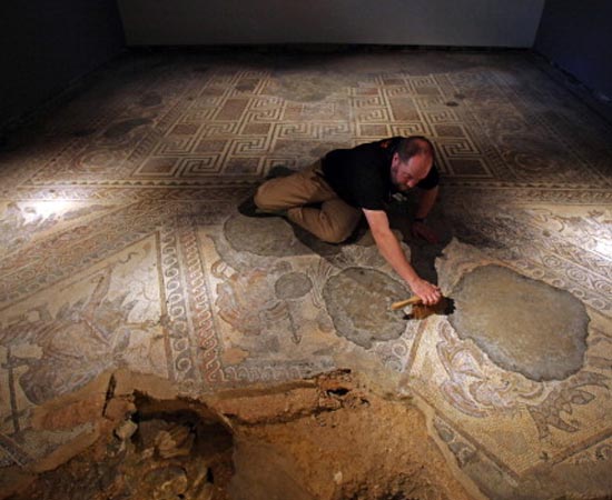 ARQUEOLOGIA - É a ciência que estuda as sociedades humanas por meio de objetos que foram produzidos e utilizados no passado. ARQUEOLOGIA - É a ciência que estuda as sociedades humanas por meio de objetos que foram produzidos e utilizados no passado.