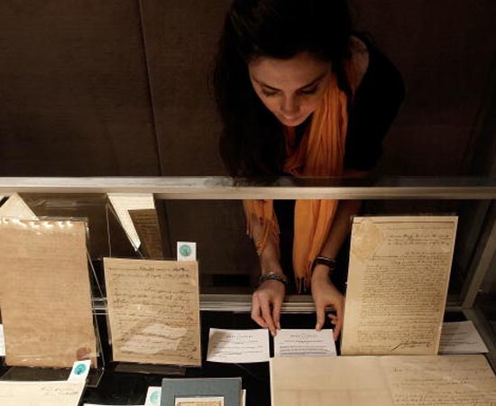 ARQUIVOLOGIA - É a aplicação de técnicas e métodos específicos voltados à organização, à conservação e ao restauração de arquivos. ARQUIVOLOGIA - É a aplicação de técnicas e métodos específicos voltados à organização, à conservação e ao restauração de arquivos.