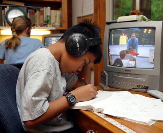 EDUCOMUNICAÇÃO - Emprego dos meios de comunicação para gerar conteúdo de informação e educação.