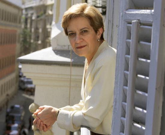 FILOSOFIA - É a prática de análise, reflexão e crítica na busca do conhecimento do mundo e do homem.O filósofo dedica-se a investigar e a questionar com profundidade e rigor metodológico a essência e a natureza do universo, do homem e de fatos. FILOSOFIA - É a prática de análise, reflexão e crítica na busca do conhecimento do mundo e do homem.O filósofo dedica-se a investigar e a questionar com profundidade e rigor metodológico a essência e a natureza do universo, do homem e de fatos.