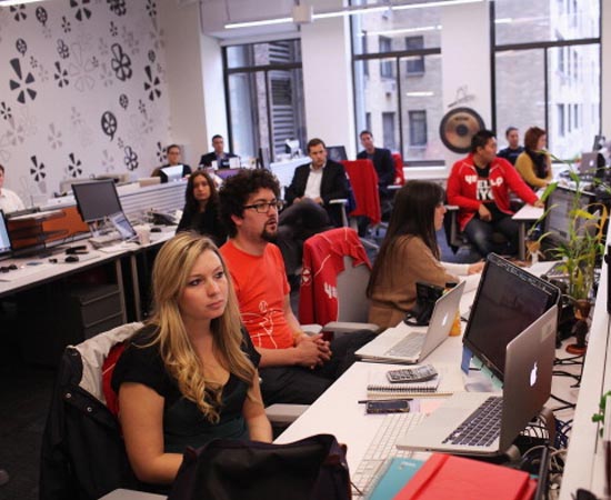 PUBLICIDADE E PROPAGANDA - O publicitário cria, realiza e divulga campanhas e peças publicitárias, procurando a melhor forma de apresentar um produto ou serviço ao consumidor e promover sua venda. PUBLICIDADE E PROPAGANDA - O publicitário cria, realiza e divulga campanhas e peças publicitárias, procurando a melhor forma de apresentar um produto ou serviço ao consumidor e promover sua venda.