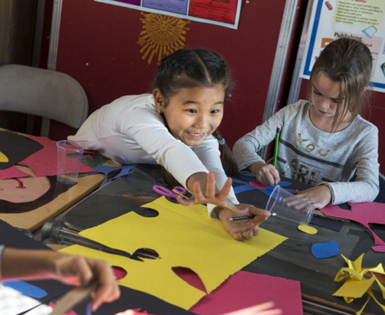 ARTES VISUAIS - É uma carreira para quem gosta de trabalhar com papel, tinta, gesso, argila, madeira e metais, programas de computador e outras ferramentas tecnológicas. O profissional pode se tornar um professor infantil, por exemplo.