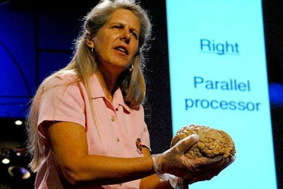 A cientista Jill Bolte Taylor descobriu por experiência própria os efeitos de um derrame para o cérebro humano quando, uma certa manhã, uma de suas veias cerebrais se rompeu. Após sentir sua mobilidade, fala e consciência falharem uma de cada vez, Jill passou os próximos oito anos reaprendendo a pensar, andar e falar. Ela conta que, enquanto o lado esquerdo do seu cérebro apresentava danos permanentes, o lado direito experenciava um grande salto de energia criativa. A palestra já conta 18 milhões de reproduções. (Imagem: Reprodução/Youtube)