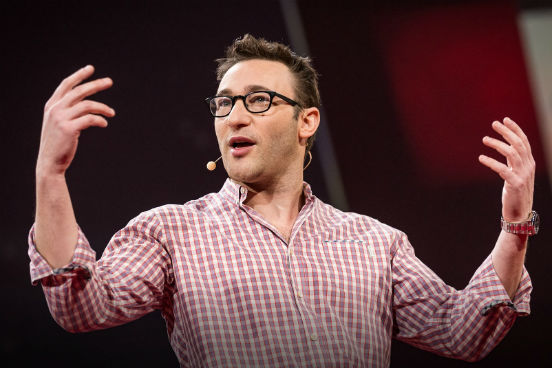 Simon Sinek acredita que uma simples pergunta é a raiz da inspiração de todos os grandes líderes: por quê?. As pessoas não compram o que você faz, elas compram o porquê de você fazer isso, diz ele. A palestra já foi reproduzida 26 milhões de vezes. (Imagem: Reprodução/Youtube)