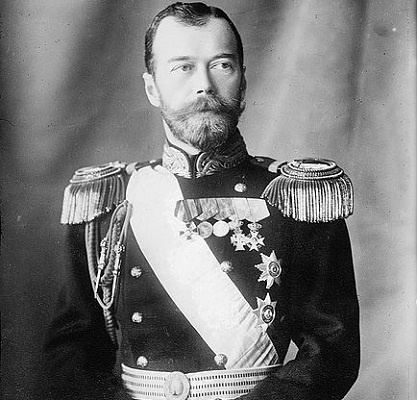 Em 1917, a Rússia destronou o Czar Nicolau II, que ocupava o trono russo há mais de 20 anos. O imperador e toda sua família foram executados cerca de um ano mais tarde, enquanto estavam encarcerados. Em 1917, a Rússia destronou o Czar Nicolau II, que ocupava o trono russo há mais de 20 anos. O imperador e toda sua família foram executados cerca de um ano mais tarde, enquanto estavam encarcerados.