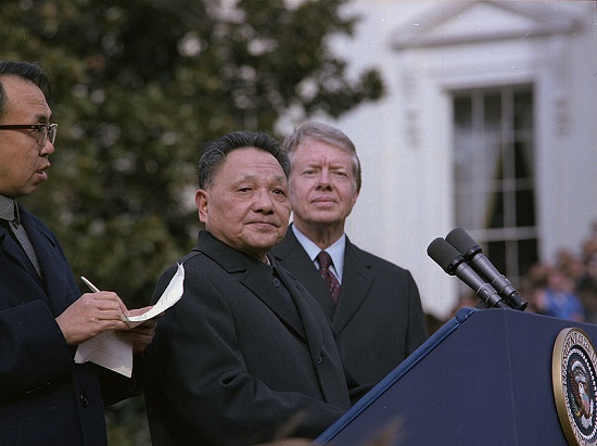 Dèng Xiǎopíng promoveu a gradual abertura da China, promoveu a entrada controlada de capital estrangeiro e buscou o desenvolvimento tecnológico do país. A China, no entanto, continuou um país de regime totalitário e com forte intervenção na vida das pessoas. (Foto: Wikimedia Commons) Dèng Xiǎopíng promoveu a gradual abertura da China, promoveu a entrada controlada de capital estrangeiro e buscou o desenvolvimento tecnológico do país. A China, no entanto, continuou um país de regime totalitário e com forte intervenção na vida das pessoas. (Foto: Wikimedia Commons)