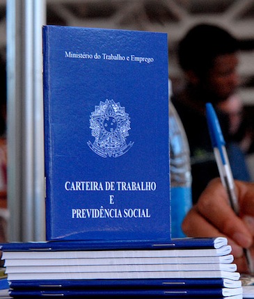 O advogado trabalhista atua na representação de pessoas ou empresas em questões referentes à disputa entre empregado e empregador, questões sindicais e de previdência social.