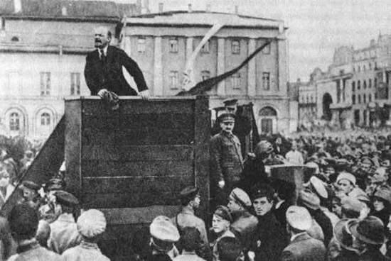 Lenin foi preso e exilado várias vezes antes da revolução de 1917. Na maioria delas, fugiu para a Europa. Foi numa dessas ocasiões que o revolucionário ganhou o apelido que o marcaria para sempre, durante um do períodos que ele passou na Sibéria, na região do rio Leno. Lenin foi preso e exilado várias vezes antes da revolução de 1917. Na maioria delas, fugiu para a Europa. Foi numa dessas ocasiões que o revolucionário ganhou o apelido que o marcaria para sempre, durante um do períodos que ele passou na Sibéria, na região do rio Leno.