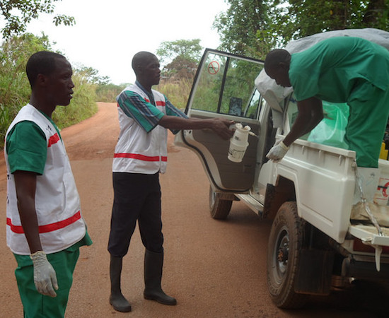 Organizações do mundo inteiro trabalham nas áreas da África onde a doença já chegou. No entanto, o trabalho de conscientização e identificação da doença muitas vezes esbarra no medo da população e também na cultura local. Algumas acreditam que a doença é causada por maldições ou que os médicos que tentam conter a epidemia estão, na verdade, causando a doença para coletar os órgãos dos mortos. Há também aqueles que acreditam na doença, mas têm medo de pedir ajuda ou se recusam a ir aos centro de tratamento. (Foto: Creative Commons)