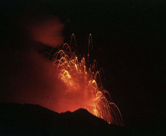 PROTEROZOICA - Estima-se que essa era geológica teve início a cerca de 2,5 bilhões de anos atrás e findou-se há 550 milhões de anos. Durante esse período ocorreu intensa atividade vulcânica, promovendo o deslocamento do magma do interior da Terra para a superfície, que deu origem aos grandes depósitos de minerais metálicos, como, por exemplo, ferro, manganês, ouro, etc. Durante o Proterozoico ocorreu grande acúmulo de oxigênio na atmosfera. Também foi aí que surgiram as primeiras formas de vida unicelulares avançadas.