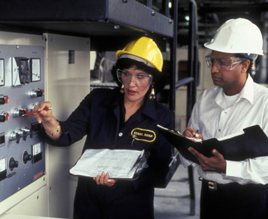 É a área da engenharia relativa a projetos e ao desenvolvimento de componentes, equipamentos e sistemas eletroeletrônicos, utilizados na área de automação industrial, sistemas de potência, bioengenharia e eletrônica de consumo (rádio, TV e vídeo). Foto: Getty Images É a área da engenharia relativa a projetos e ao desenvolvimento de componentes, equipamentos e sistemas eletroeletrônicos, utilizados na área de automação industrial, sistemas de potência, bioengenharia e eletrônica de consumo (rádio, TV e vídeo). Foto: Getty Images