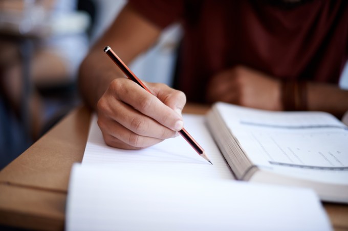 estudando-livro-lapis-mesa.jpg