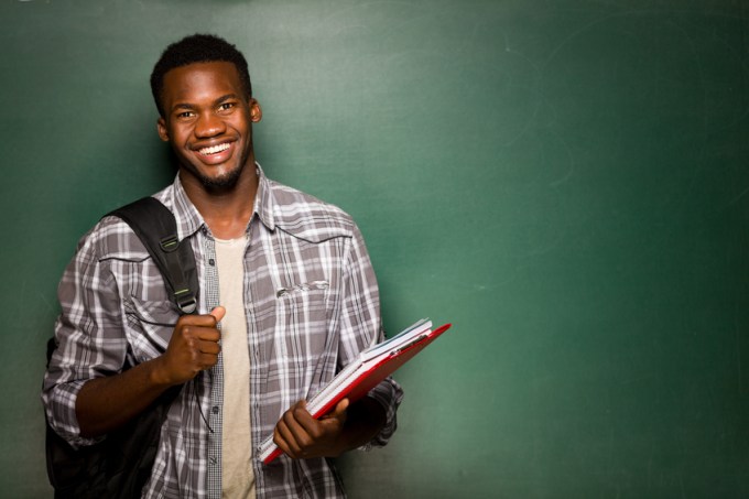 estudante-sorrindo-lousa.jpg