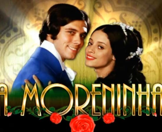 A Moreninha (1970), dirigido por Glauco Mirko Laurelli, é adaptado do livro homônimo do escritor Joaquim Manuel de Macedo. Toda a história se passa na paradisíaca Ilha de Paquetá centrada em Carolina (Sonia Braga) e Augusto (David Cardoso). Amigos da família reúnem-se para um sarau na casa de Carolina. Lá, ele vai reencontrar aquele amor dos tempos de criança, com quem trocou juras de amor e um camafeu, peça fundamental para que ele se reconheça. A Moreninha (1970), dirigido por Glauco Mirko Laurelli, é adaptado do livro homônimo do escritor Joaquim Manuel de Macedo. Toda a história se passa na paradisíaca Ilha de Paquetá centrada em Carolina (Sonia Braga) e Augusto (David Cardoso). Amigos da família reúnem-se para um sarau na casa de Carolina. Lá, ele vai reencontrar aquele amor dos tempos de criança, com quem trocou juras de amor e um camafeu, peça fundamental para que ele se reconheça.