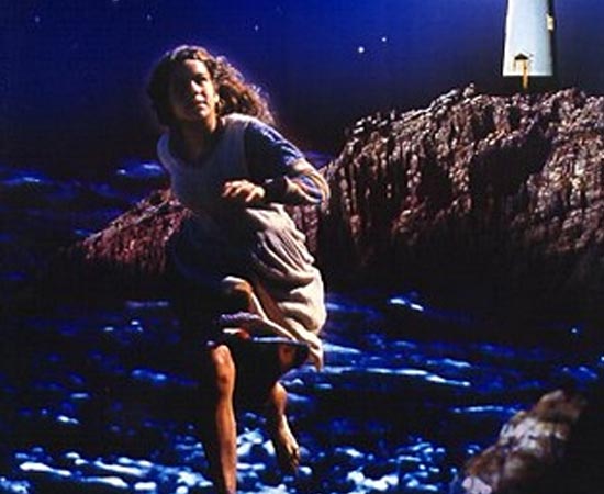 A Ostra e o Vento (1996), dirigido por Walter Lima Jr., é adaptado do livro homônomo de Moacir C. Lopes. A jovem Marcela (Leandra Leal) vive com seu pai, o faroleiro Jose (Lima Duarte), e o velho Daniel (Fernando Torres) numa ilha. O único contato da menina com o mundo exterior se dá através de uma embarcação com 4 marinheiros que regularmente vai levar-lhes provisões. Através das palavras de Daniel, que a ensina a ler e sua fonte de ternura e conhecimento, e da severidade do pai, que quer protegê-la do resto do mundo, Marcela segue sua vida até que, ao tornar-se adolescente, passa a sentir sua sexualidade e seus anseios de viver de forma intensa. A Ostra e o Vento (1996), dirigido por Walter Lima Jr., é adaptado do livro homônomo de Moacir C. Lopes. A jovem Marcela (Leandra Leal) vive com seu pai, o faroleiro Jose (Lima Duarte), e o velho Daniel (Fernando Torres) numa ilha. O único contato da menina com o mundo exterior se dá através de uma embarcação com 4 marinheiros que regularmente vai levar-lhes provisões. Através das palavras de Daniel, que a ensina a ler e sua fonte de ternura e conhecimento, e da severidade do pai, que quer protegê-la do resto do mundo, Marcela segue sua vida até que, ao tornar-se adolescente, passa a sentir sua sexualidade e seus anseios de viver de forma intensa.