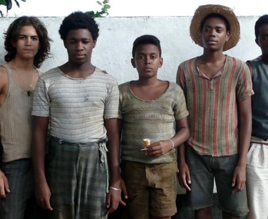 Capitães de Areia (2011), dirigido por Cecília amado, é uma adaptação do livro homônimo de Jorge Amado. Na capital baiana Salvador, nos anos de 1930, menores abandonados que vivem nas ruas enfrentam toda sorte de dificuldades. Conhecidos como "capitães da areia", são liderados pelo jovem Pedro Bala, praticando crimes como roubo e estupro. Capitães de Areia (2011), dirigido por Cecília amado, é uma adaptação do livro homônimo de Jorge Amado. Na capital baiana Salvador, nos anos de 1930, menores abandonados que vivem nas ruas enfrentam toda sorte de dificuldades. Conhecidos como "capitães da areia", são liderados pelo jovem Pedro Bala, praticando crimes como roubo e estupro.