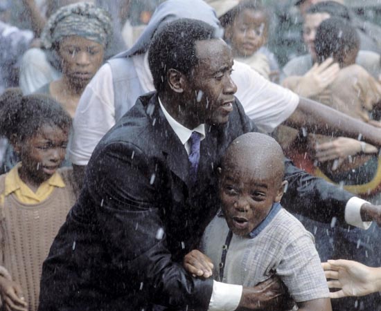 Hotel Ruanda (2004) - Em 1994 um conflito político em Ruanda levou à morte de quase um milhão de pessoas em apenas cem dias. Sem apoio dos demais países, os ruandenses tiveram que buscar saídas em seu próprio cotidiano para sobreviver. Uma delas foi oferecida por Paul Rusesabagina, que era gerente do hotel Milles Collines, localizado na capital do país. Contando apenas com sua coragem, Paul abrigou no hotel mais de 1200 pessoas durante o conflito.