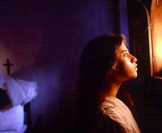 Inocência (1983), dirigido por Walter Lima Jr., é baseado no livro homônimo do Visconde de Taynay. No Brasil imperial, um médico itinerante (Édson Celulari) em suas andanças conhece uma moça acometida de malária (Fernanda Torres) por quem se apaixona, sendo correspondido. Entretanto, o pai da jovem a prometeu para um rico fazendeiro da região e não admite ter sua vontade contestada. Inocência (1983), dirigido por Walter Lima Jr., é baseado no livro homônimo do Visconde de Taynay. No Brasil imperial, um médico itinerante (Édson Celulari) em suas andanças conhece uma moça acometida de malária (Fernanda Torres) por quem se apaixona, sendo correspondido. Entretanto, o pai da jovem a prometeu para um rico fazendeiro da região e não admite ter sua vontade contestada.