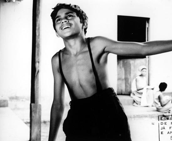 Menino de Engenho (1965), dirigido por Walter Lima Jr., é uma adaptação do livro homônimo de José Lins do Rego. Ao ficar órfão, um menino passa a ser criado por seu avô e tios, ricos proprietários rurais, em um engenho de cana-de açúcar onde cresce, estuda, conhece a política, o amor e a desilusão. Menino de Engenho (1965), dirigido por Walter Lima Jr., é uma adaptação do livro homônimo de José Lins do Rego. Ao ficar órfão, um menino passa a ser criado por seu avô e tios, ricos proprietários rurais, em um engenho de cana-de açúcar onde cresce, estuda, conhece a política, o amor e a desilusão.