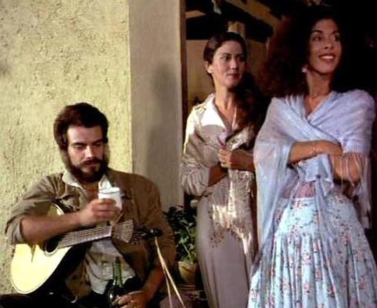 O Cortiço (1978), dirigido por Francisco Ramalho Jr., é baseado no livro homônimo de Aluísio de Azevedo. Moradora de um cortiço de propriedade do português João Romão, Rita Baiana é uma mulher expansiva e liberal. Ao se apaixonar por Jerônimo, jovem lusitano recém-chegado ao Brasil, ela deflagra um jogo de paixões que acaba em tragédia. O Cortiço (1978), dirigido por Francisco Ramalho Jr., é baseado no livro homônimo de Aluísio de Azevedo. Moradora de um cortiço de propriedade do português João Romão, Rita Baiana é uma mulher expansiva e liberal. Ao se apaixonar por Jerônimo, jovem lusitano recém-chegado ao Brasil, ela deflagra um jogo de paixões que acaba em tragédia.