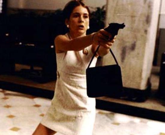 O Que é Isso, Companheiro? (1997), dirigido por Bruno Barreto, é uma adaptação do livro homônimo de Fernando Gabeira. Em 1964, um golpe militar derruba o governo democrático brasileiro e, após alguns anos de manifestações políticas, é promulgado em dezembro de 1968 o Ato Constitucional nº 5, que nada mais era que o golpe dentro do golpe, pois acabava com a liberdade de imprensa e os direitos civis. Neste período vários estudantes abraçam a luta armada, entrando na clandestinidade, e em 1969 militantes do MR-8 elaboram um plano para sequestrar o embaixador dos Estados Unidos (Alan Arkin) para trocá-lo por prisioneiros políticos, que eram torturados nos porões da ditadura. O Que é Isso, Companheiro? (1997), dirigido por Bruno Barreto, é uma adaptação do livro homônimo de Fernando Gabeira. Em 1964, um golpe militar derruba o governo democrático brasileiro e, após alguns anos de manifestações políticas, é promulgado em dezembro de 1968 o Ato Constitucional nº 5, que nada mais era que o golpe dentro do golpe, pois acabava com a liberdade de imprensa e os direitos civis. Neste período vários estudantes abraçam a luta armada, entrando na clandestinidade, e em 1969 militantes do MR-8 elaboram um plano para sequestrar o embaixador dos Estados Unidos (Alan Arkin) para trocá-lo por prisioneiros políticos, que eram torturados nos porões da ditadura.