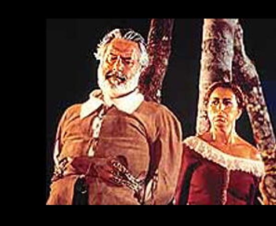 O Tronco (1999), dirigido por João Batista de Andrade, é uma adaptação do livro homônimo de Bernardo Élis. O coletor de impostos Vicente Lemos, homem de confiança do governo, é enviado para a região norte a fim de combater o domínio absoluto exercido pela família do patriarca Pedro Melo, cujo filho, Artur, é ex-deputado e ex-aliado dos coronéis sulistas. Os Melo incendeiam a coletoria de Vicente, o que obriga o governo a enviar uma tropa com soldados comandada pelo astuto e carreirista juiz Carvalho, que manda invadir a fazenda. O Tronco (1999), dirigido por João Batista de Andrade, é uma adaptação do livro homônimo de Bernardo Élis. O coletor de impostos Vicente Lemos, homem de confiança do governo, é enviado para a região norte a fim de combater o domínio absoluto exercido pela família do patriarca Pedro Melo, cujo filho, Artur, é ex-deputado e ex-aliado dos coronéis sulistas. Os Melo incendeiam a coletoria de Vicente, o que obriga o governo a enviar uma tropa com soldados comandada pelo astuto e carreirista juiz Carvalho, que manda invadir a fazenda.