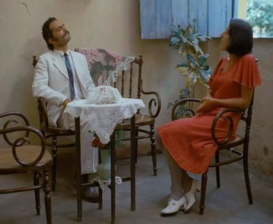 São Bernardo (1972), dirigido por Leon Hirszman, é baseado no romance de Graciliano Ramos. O filme acompanha a trajetória de Paulo Honório, um modesto caixeiro-viajante que enriquece, valendo-se de métodos violentos, compra a fazenda S. Bernardo e contrata casamento com Madalena, a esclarecida professora da cidade. O conflito se estabelece quando Madalena não aceita ser tratada como propriedade. São Bernardo (1972), dirigido por Leon Hirszman, é baseado no romance de Graciliano Ramos. O filme acompanha a trajetória de Paulo Honório, um modesto caixeiro-viajante que enriquece, valendo-se de métodos violentos, compra a fazenda S. Bernardo e contrata casamento com Madalena, a esclarecida professora da cidade. O conflito se estabelece quando Madalena não aceita ser tratada como propriedade.