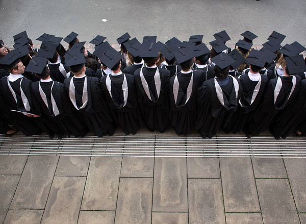 Aluna bolsista emociona redes sociais com discurso de formatura