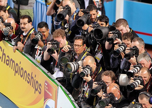 Quem investe tempo aprendendo a fotografar pode trabalhar em jornais, revistas, fotografando pessoas, casamentos e festas ou até mesmo lugares e animais.  (Foto: Wikimedia Commons)