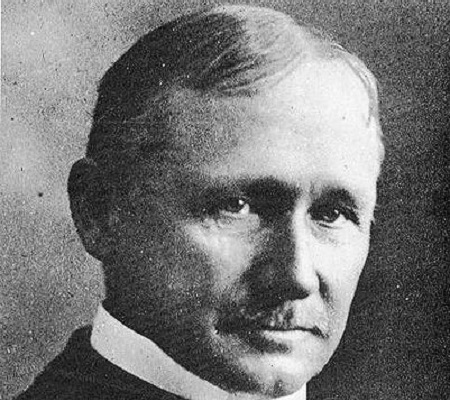 Em 1911, o norte-americano Frederick Taylor publicou o livro Princípios da Administração Científica, uma teoria da gerência do trabalho nas fábricas. Assim nasceu o modelo de administração taylorismo. (Foto: Wikimedia Commons) Em 1911, o norte-americano Frederick Taylor publicou o livro Princípios da Administração Científica, uma teoria da gerência do trabalho nas fábricas. Assim nasceu o modelo de administração taylorismo. (Foto: Wikimedia Commons)