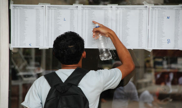 Candidatos esperam a abertura dos portões para fazer a prova da Fuvest neste domingo (27)