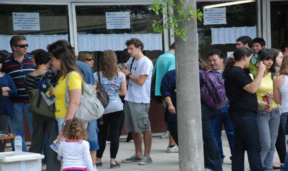 Candidatos esperam a abertura dos portões para fazer a prova da Fuvest neste domingo (27)