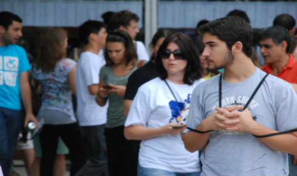 Candidatos esperam a abertura dos portões para fazer a prova da Fuvest neste domingo (27)