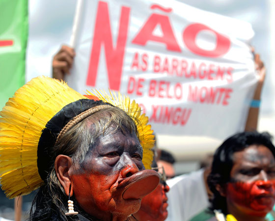 "Desenvolvimento e preservação ambiental: como conciliar os interesses em conflito?", era o tema da redação de 2001. Na imagem, uma manifestação contra a construção da usina de Belo Monte em frente ao Palácio do Planalto. <span>A redação do Enem é uma das partes mais importantes do exame, </span><span>por isso, é essencial que o estudante se dedique a ela, não importa qual curso queira fazer. Separamos aqui <a href="https://gutenberg.guiadoestudante.abril.com.br/blog/redacao-para-o-enem-e-vestibular/5-erros-que-voce-deve-evitar-para-nao-ter-nota-baixa-na-redacao-do-enem/" target="_blank" rel="noopener">5 erros que você deve evitar na hora do texto</a>. Aproveite e descubra quais são os <a href="https://gutenberg.guiadoestudante.abril.com.br/blog/redacao-para-o-enem-e-vestibular/veja-e-evite-10-erros-comuns-de-portugues-na-hora-de-escrever-uma-redacao/" target="_blank" rel="noopener">10 erros de português mais frequentes em redações</a>. </span>