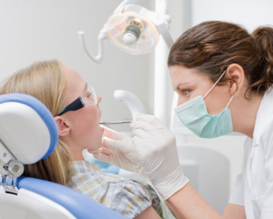 É o profissional responsável pelo estudo e o tratamento dos dentes, da boca e dos ossos da face. Saiba mais sobre o curso de Odontologia (foto: Getty Images) É o profissional responsável pelo estudo e o tratamento dos dentes, da boca e dos ossos da face. Saiba mais sobre o curso de Odontologia (foto: Getty Images)